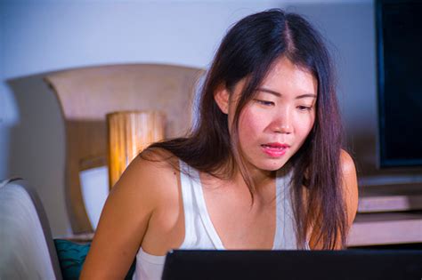 Genç Güzel Asya Öğrenci Kadın Mutlu Ve Evde Rahat Koltuk Kanepe Dizüstü Bilgisayar Ağ Üzerinde