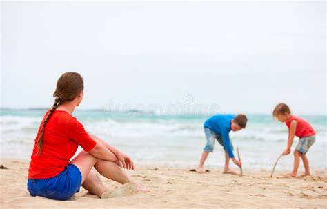 Madre Y Dos Niños En La Playa Tropical Imagen De Archivo Imagen De