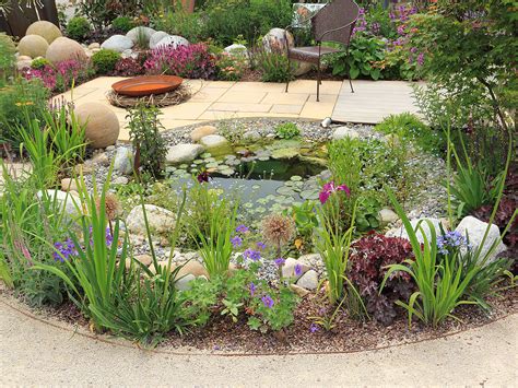 A shallow portion for bathing/wading birds and migrating amphibians. How to design and build a wildlife pond - Saga
