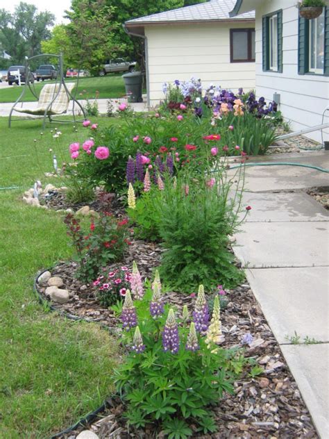 Beautiful Front Yard Flower Beds Ideas 07 Roomy