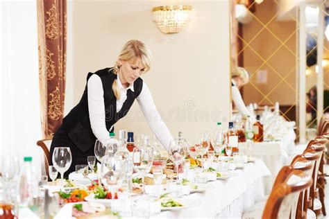 Camarera En El Trabajo Del Abastecimiento En Un Restaurante Imagen De