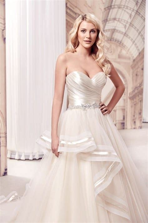 Für dein hochzeitskleid beraten wir dich gern persönlich in unserem brautsalon, um eine emotionale bindung zu deinem hochzeitskleid aufbauen zu können. Brautkleid Tüllrock Volants Champagner in 2020 | Kleid ...