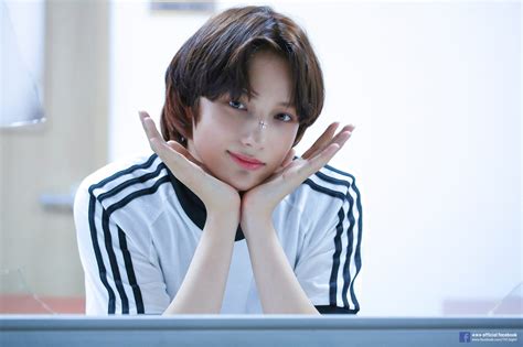 2020 forbes five star award recipient Huening Kai TXT