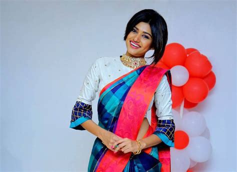 Oviya Hot And Spicy Saree Pictures Hd Images In Saree