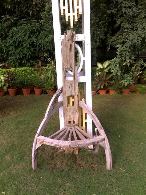 With the chairs, this actually makes it possible to place the wooden parts at the right angle, thus creating the desired seating comfort. amazing chair made of tree trunk | Tree trunk, Creative