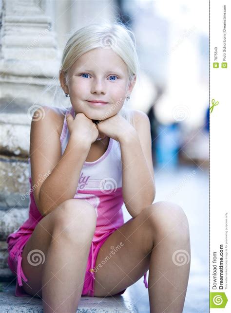 Retrato De Meninas Pequenas Foto De Stock Imagem De Assentado Olhar