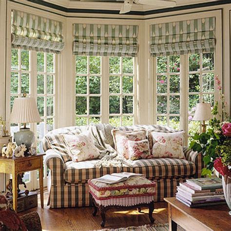 When choosing a window treatment for bay windows, it's important to consider how much sun is coming through as well as the size and shape of the windows. French country kitchen window treatments | Hawk Haven