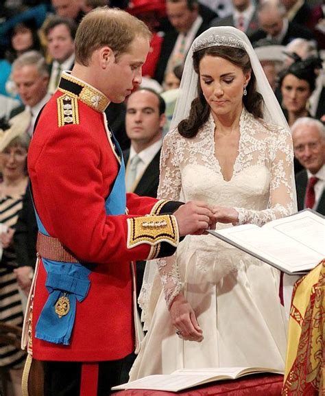 Awalnya, cincin tersebut merupakan milik mendiang ibu pangeran william, yaitu lady diana. 38+ Info Cincin Pernikahan Kate Middleton