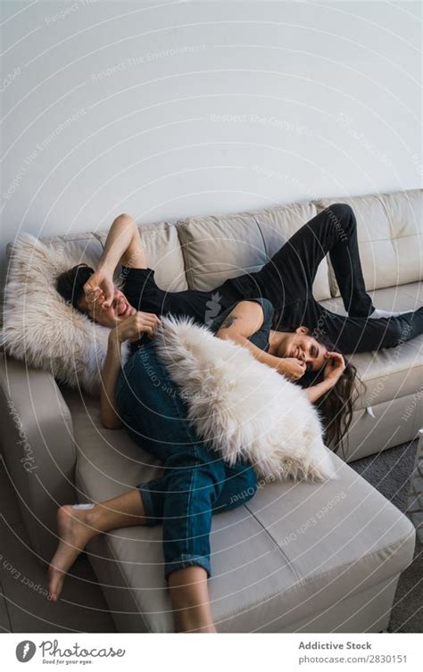 paar umarmt sich auf dem sofa in der wohnung ein lizenzfreies stock foto von photocase