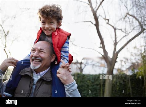 Abuelo Cargando Nieto Hombros Fotografías E Imágenes De Alta Resolución