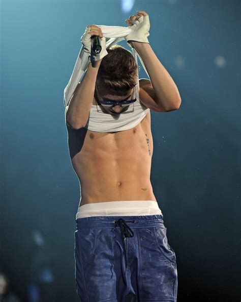 Justin Bieber Tira A Camisa E Mostra O Corpo Malhado Durante Show
