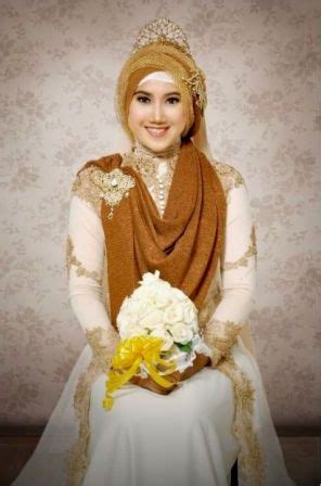 Banyak desainer yang memodifikasi dengan model yang lebih stylist. Contoh Model Kebaya Pengantin Muslim Syari di Hari Sakral 2021