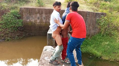 ホット三人組ハードコア若いゲイセックス 水の近くの森で ヒンディー語のゲイ映画 Xhamster