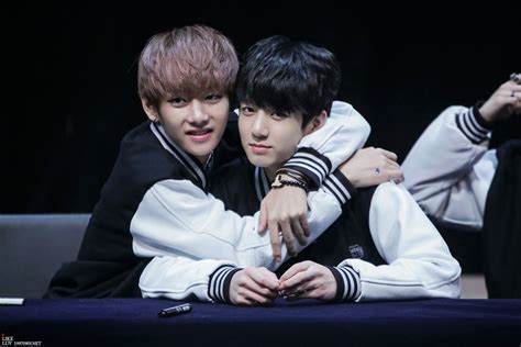 Why is jungkook always staring at taehyung v quora. Dipanggil VKook oleh Fans, Ini 13 Potret Kedekatan V dan ...