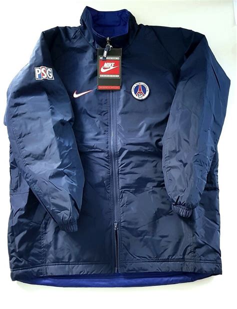 Training veste psg noir et blanche a vendre chaque pour 40$ ou les deux a 65$ size medium pour les deux condition 9,5/10 , je les acheter sur nike pour 100$ chaque. VTG NIKE PSG BENCH COAT SUBS JACKET FOOTBALL SOCCER KIT ...