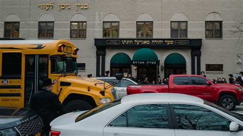 Defying Virus Rules Large Hasidic Jewish Weddings Held In Brooklyn