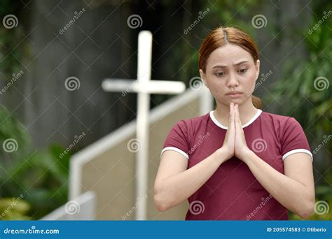 une femme de philippine priant avec la croix image stock image du adulte religion 205574583