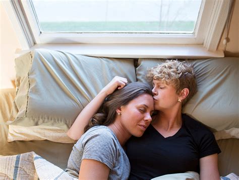 Caucasian Lesbian Couple Kissing In Bed Bild Kaufen 71129493 Lookphotos