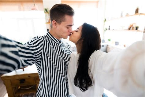 매력적인 젊은 부부 키스와 Selfie를 복용 무료 사진