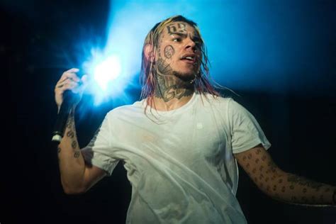 tekashi 6ix9ine punched in the back of the head in nightclub