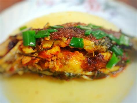 Tambahkan irisan daun bawang cincang, acar jahe merah, dan serpihan tempura ke setiap lubang sesuai selera. Resep Masak Ikan Mas Bakar Kuah Jahe - Resep Segala ...