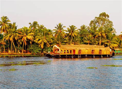 Best Selling 3 Nights 4 Days Munnar And Kumarakom Honeymoon Package