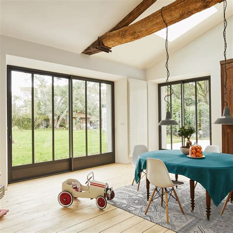 Il nécessite en effet de réserver une place dans la maçonnerie pour accueillir les vantaux et le système coulissant. Coulissant ALU avec petits bois et soubassements | Esprit ...