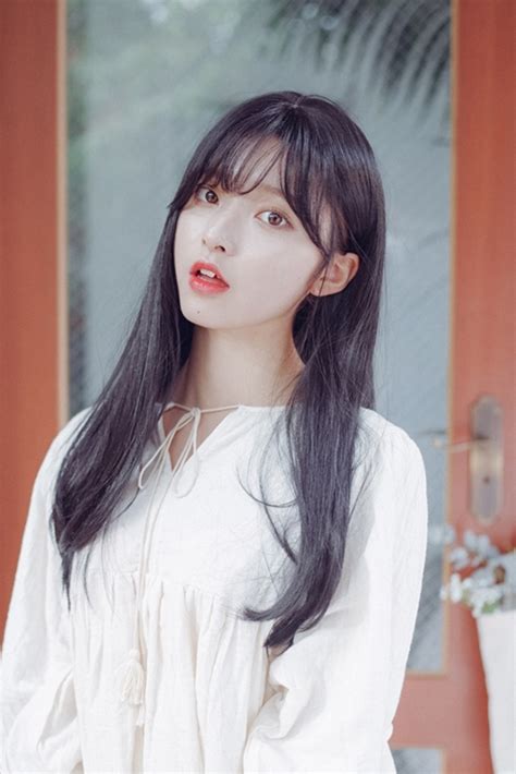 If you aspire to choose this fashion with side bangs, then decrease your hair in the length in the front around your face or choose for a complete layered haircut with bangs. Cute Korean Hairstyles 2020 Teens Trendy