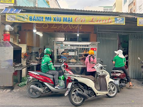 Tiệm bánh mì nhân cơm tấm độc lạ đang cực nổi tiếng tại TP HCM