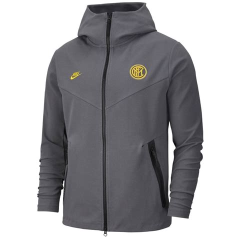 Der inter mailand trainingsanzug überzeugt durch ein exzellentes feuchtigkeitsmanagement, hohe funktionalität und unverkennbare teamdetails deiner heiß geliebten nerazzurri. Inter Mailand Tech Fleece UCL präsentations trainingsanzug ...