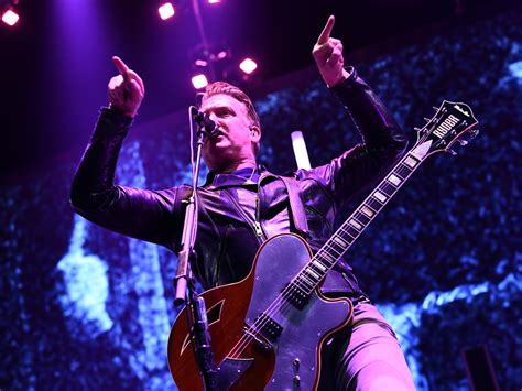 Video Queens Of The Stone Age Singer Josh Homme Kicks Photographer