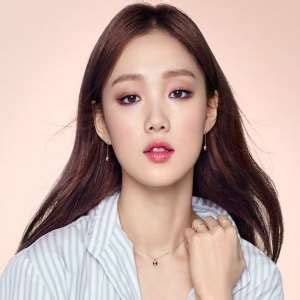 There are a lot of other details that fans do not know, and it will surely surprise them. Lee Sung-kyung Birthday, Real Name, Age, Weight, Height ...