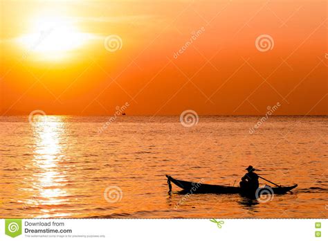 Silhouet Van Een Visser In Een Boot Op Het Overzees Stock Afbeelding Image Of Inheems Lokaal