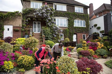 Pensioners £15 000 Garden In Walsall Boasts 3 000 Species Garden Amazing Gardens English Garden