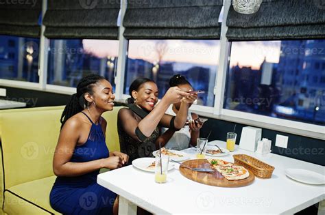 Trois Femmes Africaines En Robe Posant Au Restaurant Mangeant De La