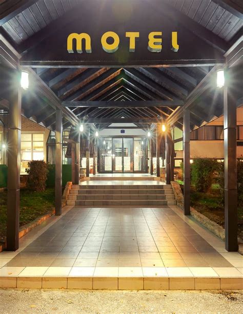 Entrada Do Motel Na Noite Foto De Stock Imagem De Batente 21179694