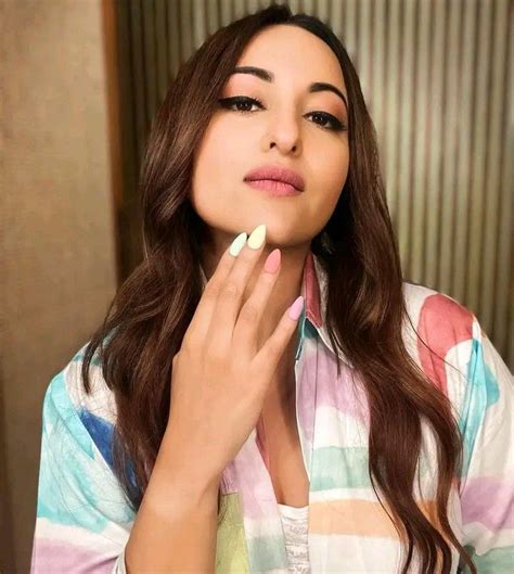 Sonakshi Sinha Bollywood Stars Viral Social Media Actresses Photographer Beauty Portraits
