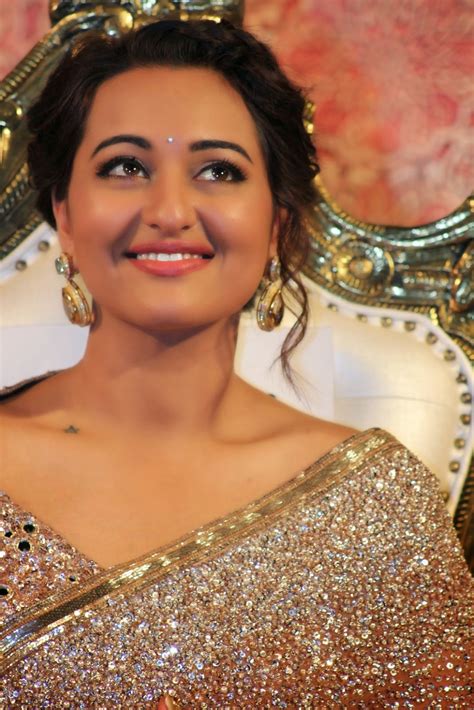 Bollywood Actress Sonakshi Sinha Hot Photos In Saree Hd Wallpapers Download