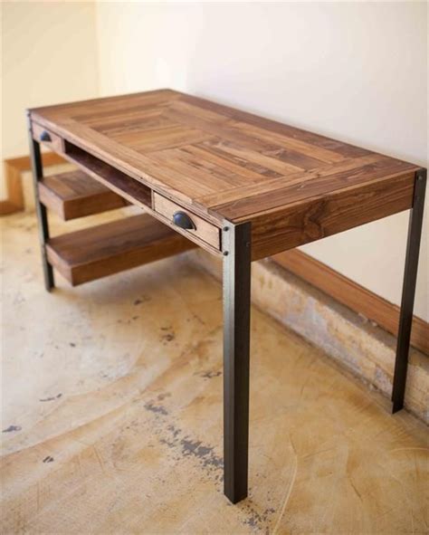 To make this, you will need different sizes of wood boards, white paint, wood stain, and gloss polycyclic. Pallet Desk with Drawers and shelves | Diy pallet ...