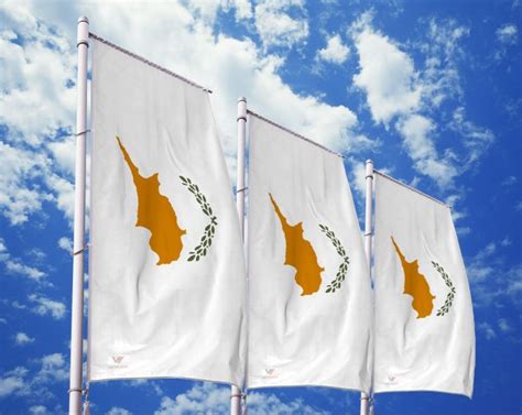 Sie ist ringsum mit einer doppelsicherheitsnaht gesäumt. Zypern Flagge online günstig kaufen - Premium Qualität