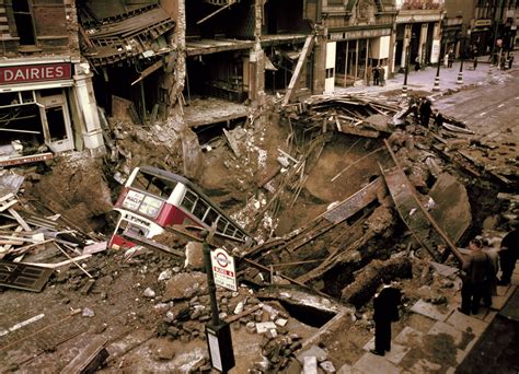 14 Incredible Color Photographs Captured London After Air Raid Attacks
