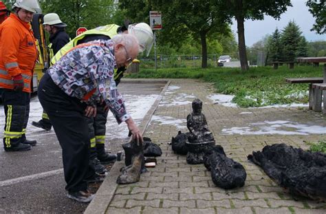 Ludwig lucky hofmaier aus regensburg ging 1965 auf den händen nach rom.heute ist er 74 jahre und betreibt bericht über ludwig hofmaier, bekannt als händler aus der show bares für rares. Ludwig „Lucki" Hofmaier versucht aus seinem abgebrannten ...