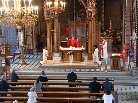 Pfingsten gilt als der „geburtstag der kirche und als beginn der weltweiten mission. Pfingsten 2020 - Wir feiern! | Römisch-katholische Kirche ...
