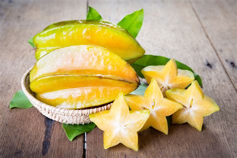 6 Ways To Cut And Eat A Star Fruit On The Table