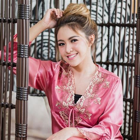 Apabila adanya perihal yang tidak dipahami dan ingin ditanyakan, silahkan hubungi customer service. 5 Penyanyi Dangdut ini Memperingati Hari Raya Natal