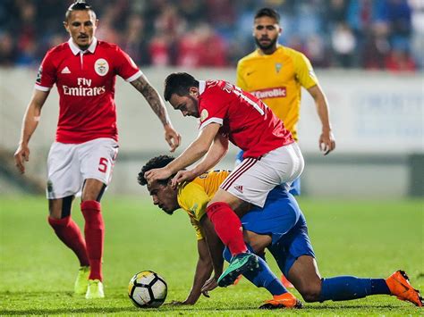 Começou com fogo de artifício encarnado, acabou com festa azul e branca. Estoril-Benfica, 1-2 (resultado final) | MAISFUTEBOL