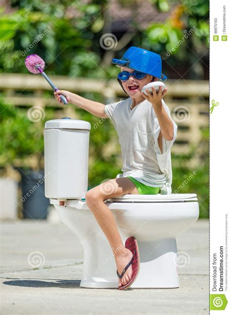 Wer mehrmals auf die toilette muss, fragt sich bin ein junge bzw transgender und fühle mich als mädchen darf ich auf die frauen toilette gehen. Absurdes Bild - Rittlings Auf Einer Toilette: Netter Junge ...