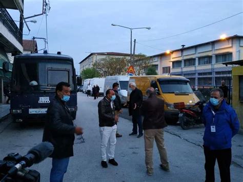 Πηγές της ελ.ασ υποστηρίζουν ότι αστυνομικοί δέχτηκαν επίθεση από 30 άτομα στην πλατεία της. Στη Νεα Σμυρνη ο Καλογιαννης: «Αντιλαμβανομαι οτι υπαρχουν ...
