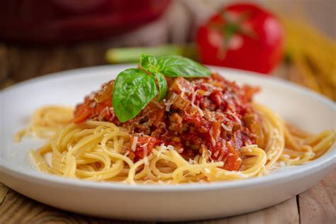 Spaghetti recipes from authentically italian to quick and easy dinners. Spaghetti bolognese w tradycyjnym wydaniu - Pyszności