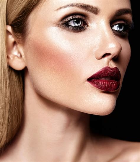 Retrato Sensual De Glamour De Hermosa Mujer Rubia Modelo Dama Con Maquillaje Diario Fresco Con